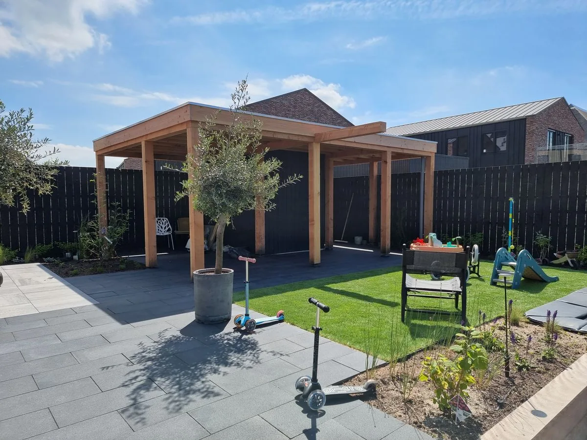 Overkapping met overdekte zithoek in de tuin
